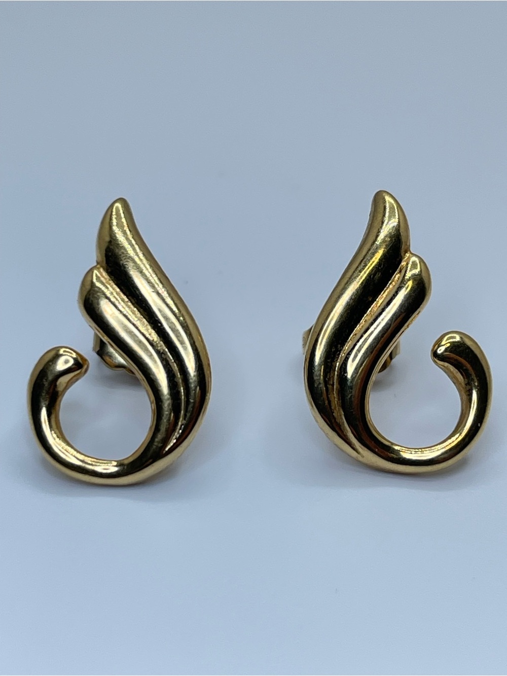 Vintage Avon Gold Tone Curved Swirl Stud Earrings Retro Minimalist